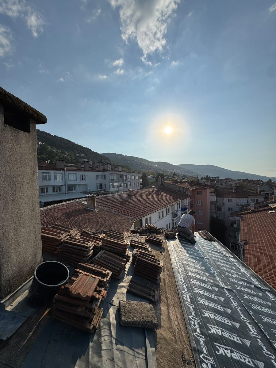 Çatıya su yalıtım membranı serilmesi